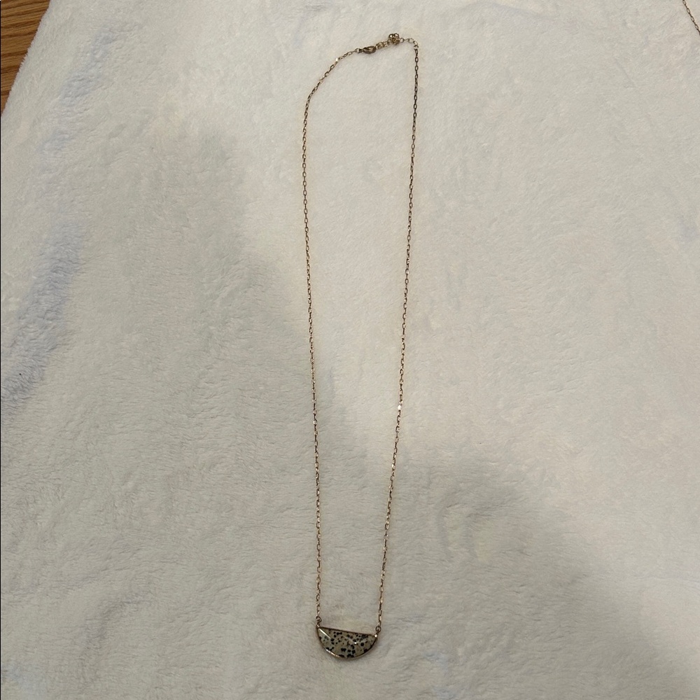 Elegant Gold Pendant Necklace
